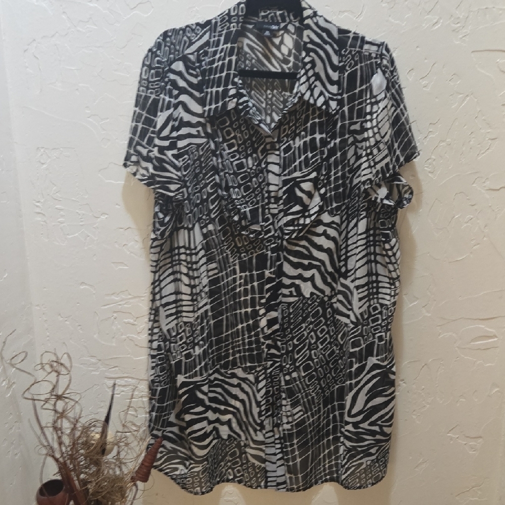 3/$10 East 5th Monochrome Abstract Blouse
